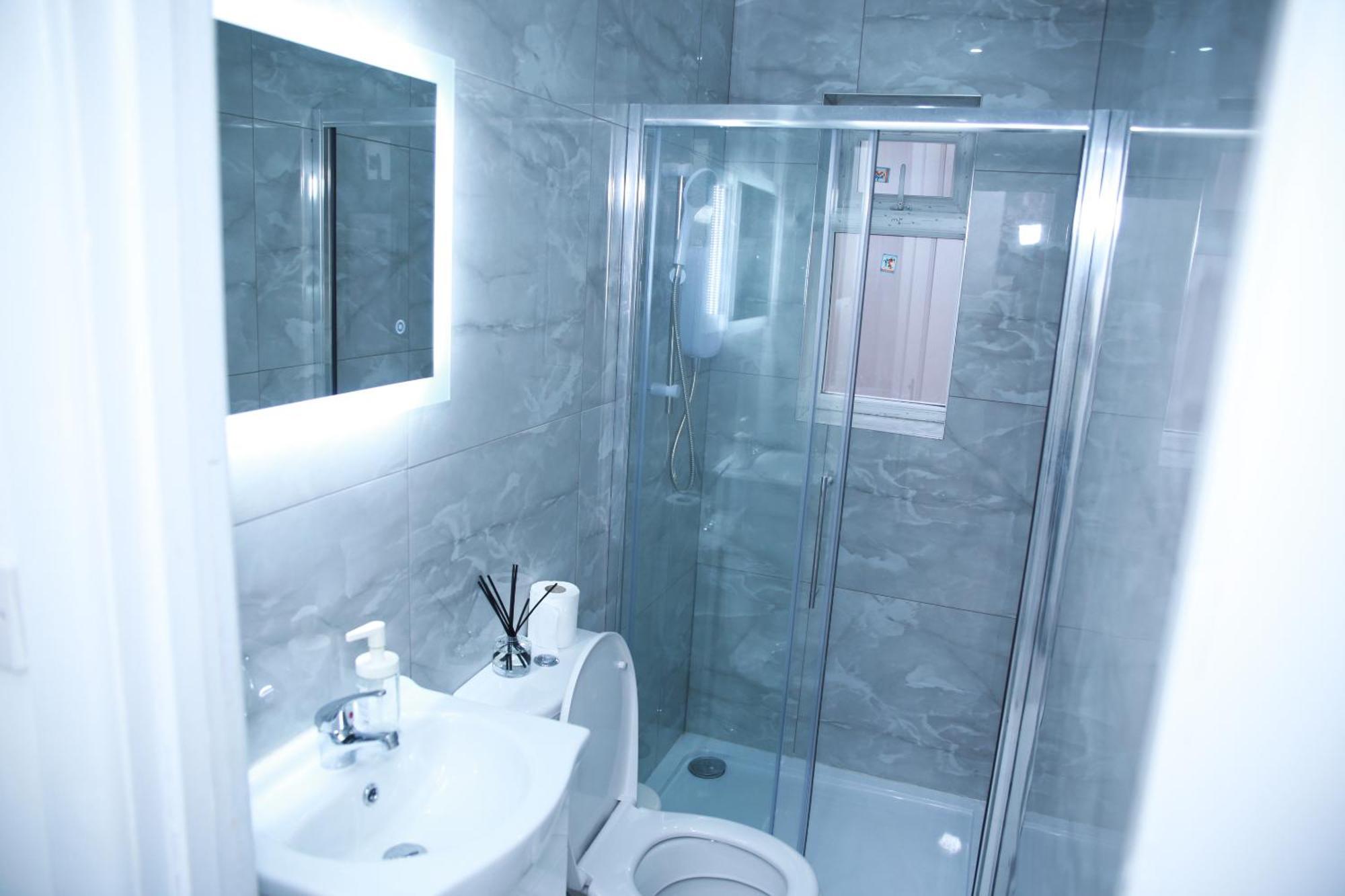 Apartamento Harrow Luxury Flat With Free Parking. Londres Exterior foto